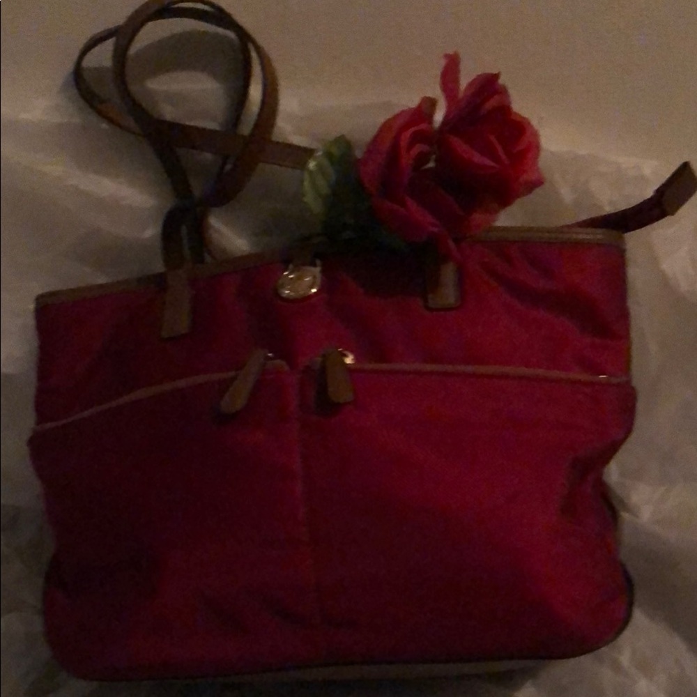 BEAUTIFUL ♥️ MICHAEL KORS!!  STYLISH, CLASSY EVERYDAY BAG!